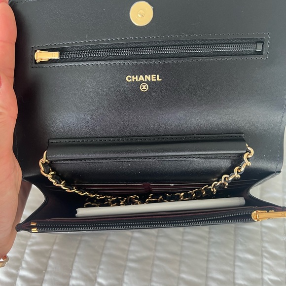 Black Chanel wallet on a chain - Picture 4 of 12